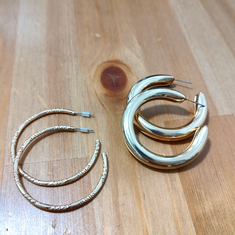 Two pairs of gold hoops